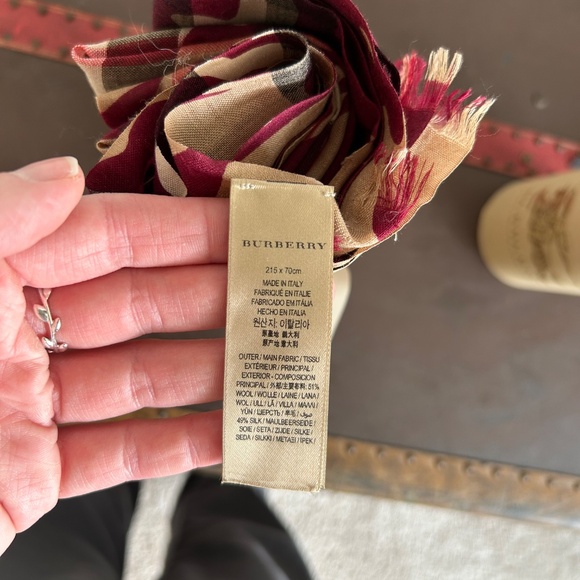 Vintage burgundy floral burberry scarf - Picture 4 of 4